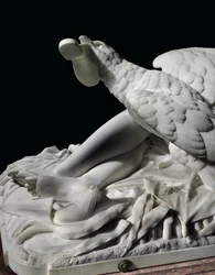 Une figure grandeur nature de Rhodopis sur un socle
