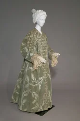 Manteau de soirée de Bertha Palmer, vers 1902 (vue oblique de face). Satin de soie avec velours coupé en motif de blé, dentelle de fil métallique, glands de soie métallique. Worth, Paris.
