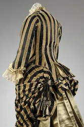 Robe de soirée, vers 1884 (vue oblique partielle du dos)