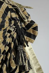 Robe de soirée, c.1884 (détail de la tournure). Satin de soie et velours coupé, dentelle, glands et franges en fil de soie. Charles Frederick Worth, France.