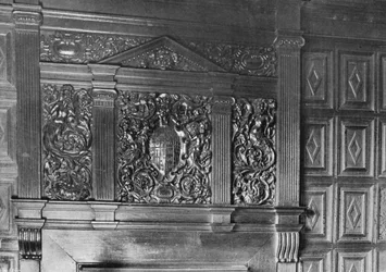 Cheminée, salle Boynton, date 1575