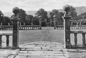 Des Pas sur le Gazon