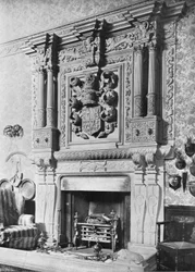La cheminée dans le hall