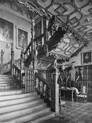 Le Pied du Grand Escalier