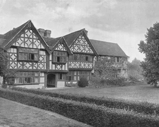 Le vieux manoir et le mûrier