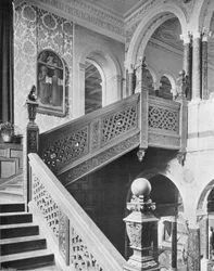 Les balustrades ajourées du grand escalier