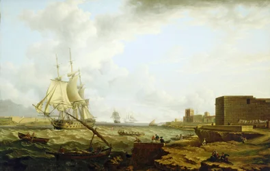 Un navire de guerre de troisième classe de la Royal Navy britannique entrant dans le port de Mahon (Espagne), avec une petite embarcation transportant des officiers vers le quai à droite