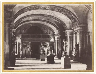 Salle des Cariatides, au musée du Louvre