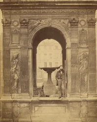 [Homme non identifié posant à la fontaine des Innocents]