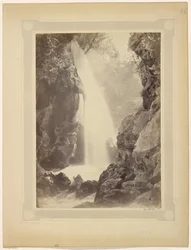 Cascade et rochers, Sud de la France