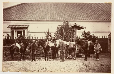 Portrait de groupe de militaires avec des chevaux