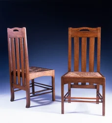 Une chaise de salle à manger en chêne conçue par Charles Rennie Mackintosh pour les salons de thé Argyle Street, vers 1898-99