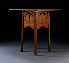 Table de jeu conçue pour les Argyle Street Tea Rooms, Glasgow, 1888-89