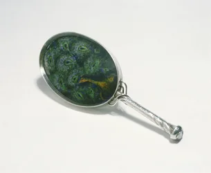 Miroir à main conçu par Ashbee, avec motif de paon émaillé par William Mark, réalisé par la Guild of Handicraft, 1903