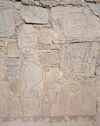 Art précolombien : relief sur des ruines, IXe siècle av. J.-C.