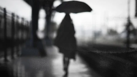 Une silhouette solitaire sous la pluie