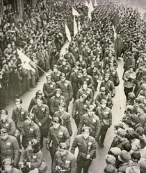 Corps médical chinois quittant Shanghai pour la Corée en 1951 (photo n/b)