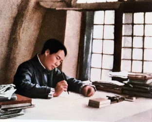 Mao écrivant son œuvre « De la guerre prolongée » dans une grotte à Yenan