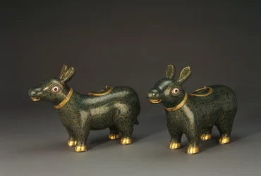 Paire de vaisseaux en forme de tapir en émail cloisonné