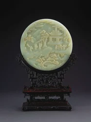 Un écran de table circulaire en jade blanc représentant des érudits approchant un pavillon