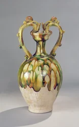 Amphore avec poignées en forme de têtes de dragon avec une glaçure trois couleurs, Dynastie Tang, 618-907