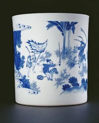 Pot à pinceaux bleu et blanc peint avec une dame et des garçons jouant sur des chevaux de bois, Chongzheng, 1630-44 (porcelaine)
