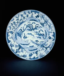 Plat bleu et blanc peint avec des pêcheurs dans une scène fluviale, Tianqi ou Chongzheng, 1620-30 (porcelaine)