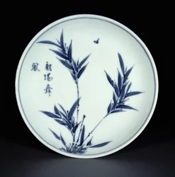 Plat à sauce kosometsuke bleu et blanc peint avec du bambou et de la calligraphie, marque et période Tianqi, 1621-27 (porcelaine)