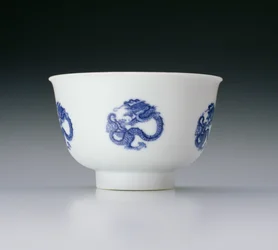 Bol, décoré de médaillons de dragons, marque et période Kangxi 1662-1722