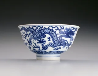 Bol avec dragons et vagues, marque et période Xianfeng 1851-61