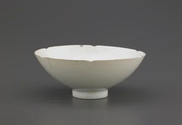 Bol à bord crénelé, Jingdezhen, province de Jiangzi, dynastie Song du Nord ou du Sud
