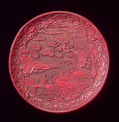 Plat en cinabre sculpté, fin de la dynastie Yuan à début de la dynastie Ming (bois laqué)