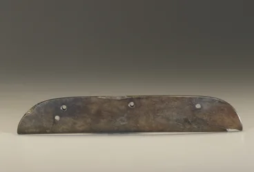 Instrument cérémonial ; lame en forme de peigne