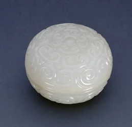 Boîte circulaire pour pâte à sceau de style Guri avec volutes de lingzhi, dynastie Ming (pierre blanche)