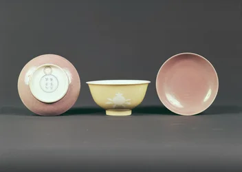 Bol circulaire, période Qianlong (1736-95) (céramique)