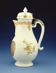 Cafetière de forme Meissen décorée principalement en or avec les armes de Gustav Gabriel Loodh, période Qianlong (1736-95)