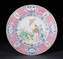 Assiette de dîner peinte en Famille Rose représentant La Dame au Parason, d
