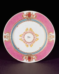 Assiette de dîner peinte en émaux Famille Rose avec les armes des Grimaldi di Castro, période Yongzheng (1723-35) vers 1735