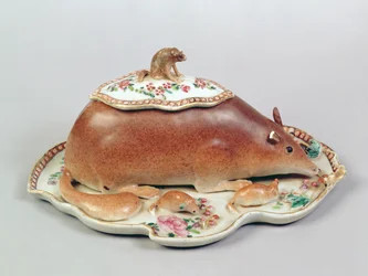 Tureen et couvercle en famille rose modelés en écureuil, période Chien Lung (1736-95)