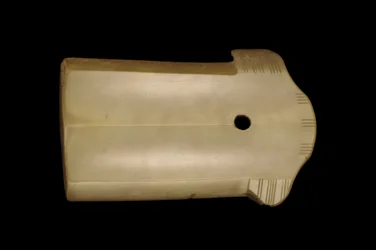 Fragment de hachette (ge) fin de la dynastie Shang au début de la dynastie Zhou occidental, XIIe-Xe siècle av. J.-C.