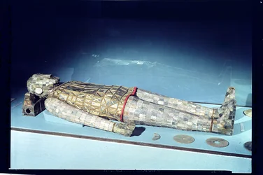 Costume funéraire en jade, de la tombe de la princesse Tou Wan, épouse de Liu Sheng (d.113 av. J.-C.) de Lingshang, Man-ch