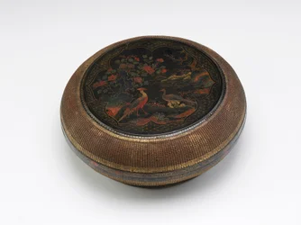 Boîte circulaire en laque et vannerie, fin XVIe-début XVIIe siècle (laque noire sur noyau de bois avec pigments polychromes, dorure et vannerie de bambou)