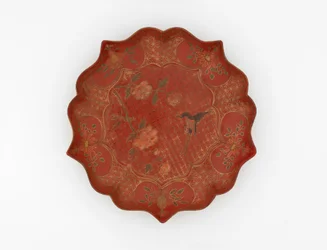 Plat laqué avec décoration incisée en or et peinte, 16e-17e siècle