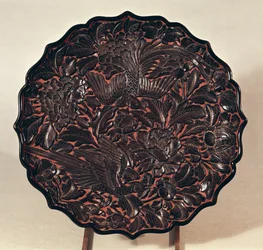 Assiette avec motifs floraux et deux oiseaux, Dynastie Yuan (1271-1368)