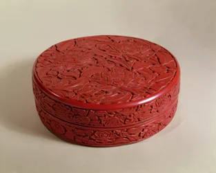 Boîte en laque rouge décorée de pivoines, 1426-27