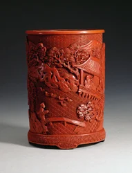 Pot à pinceaux rouge moulé, représentant le célèbre calligraphe Wang Hsi-chih (c.307-365 AD) assis dans son pavillon, regardant des oies dans un étang et un garçon traversant un pont, dynastie Ching, période Qianlong