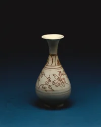 Bouteille à décor rouge sous glaçure par Yuhachan, dynastie Yuan, XIVe siècle