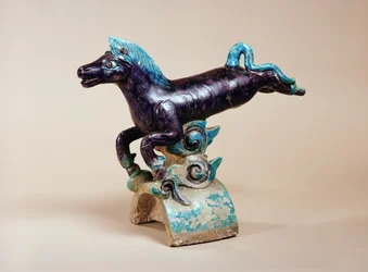 Tuile de faîte avec motif de cheval volant, Ming