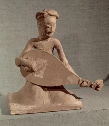 Musicien assis jouant du luth, de la tombe du général Chang Sheng, Anyang, Honan, dynastie Sui, 595 AD