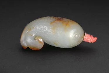 Tabatière en forme de poisson à queue trilobée recourbée (céladon et corail)